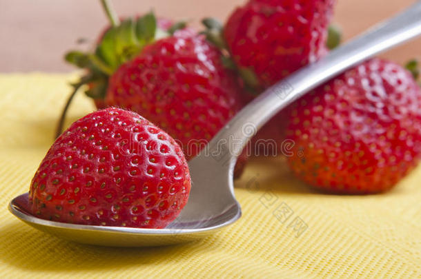 <strong>用勺子</strong>舀草莓