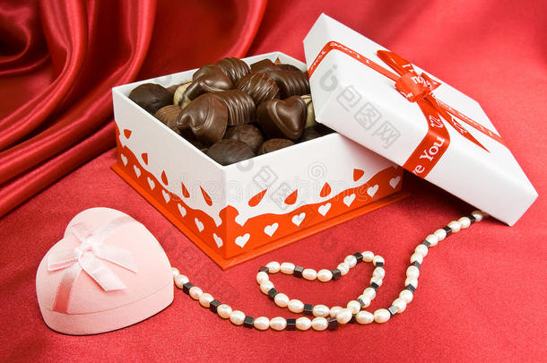 一盒有礼物和珍珠的巧克力。