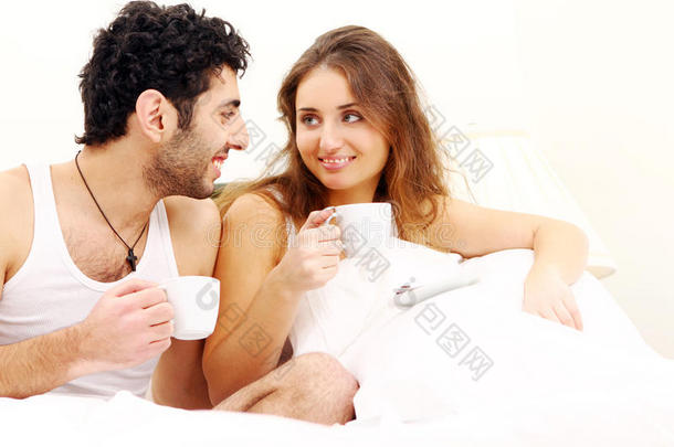 年轻夫妇在床上吃早餐