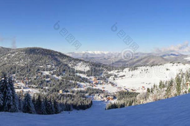 喀尔巴阡山脉滑雪坡全景图