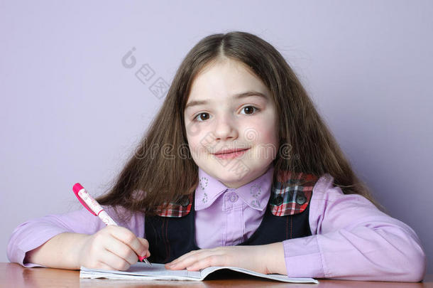 在课桌上做家务的小女孩