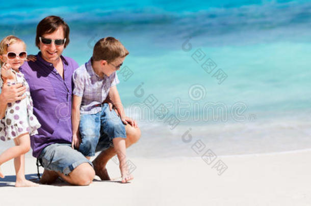 在热带海滩带孩子的父亲