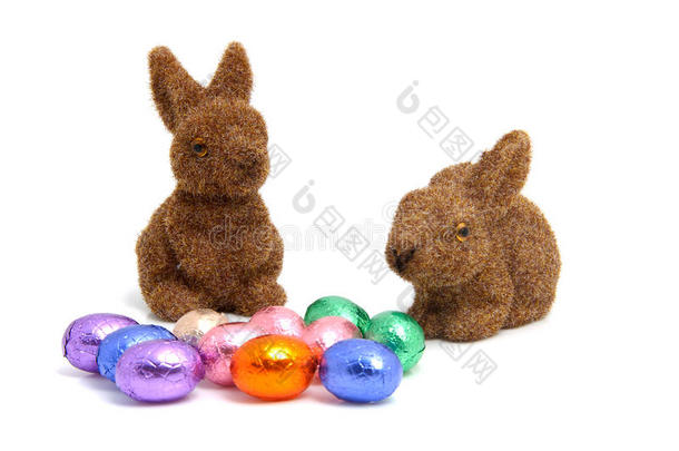 彩色巧克力复活节彩蛋和兔子