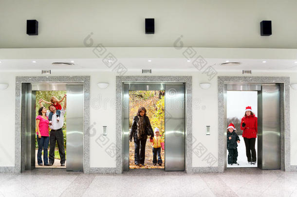 电梯门上的夏秋冬家庭