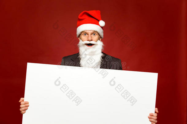圣诞老人拿着空白海报