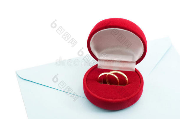 信封上礼盒里的结婚戒指