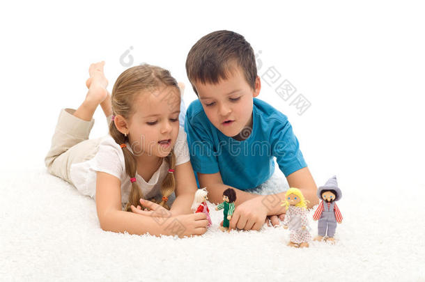 孩子们在地板上<strong>玩木偶</strong>