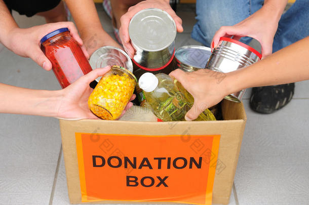 志愿者将食物放入捐款箱