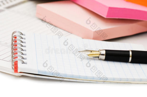 钢笔和空白螺旋装订记事本