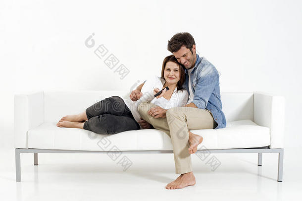 一对夫妇在沙发上看电视
