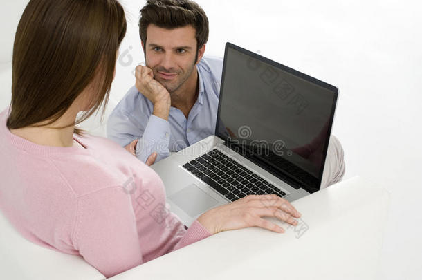 有笔记本电脑的女人和男人