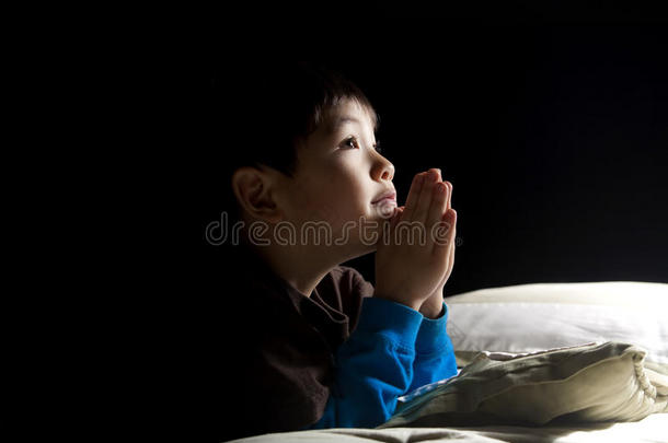 小男孩的睡前祈祷。