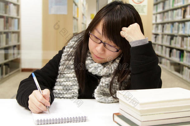 一个正在读书和学习的亚洲女孩
