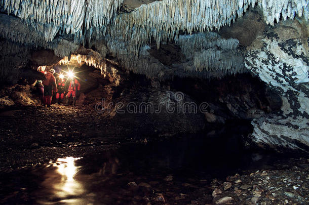 罗马尼亚科玛尔尼洞穴的人们