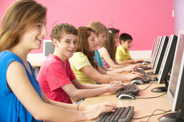 信息技术班的青少年学生使用电脑