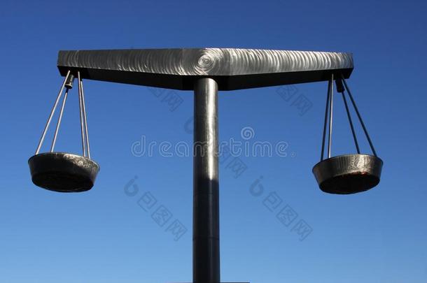 钢铁完美平衡中的正义尺度