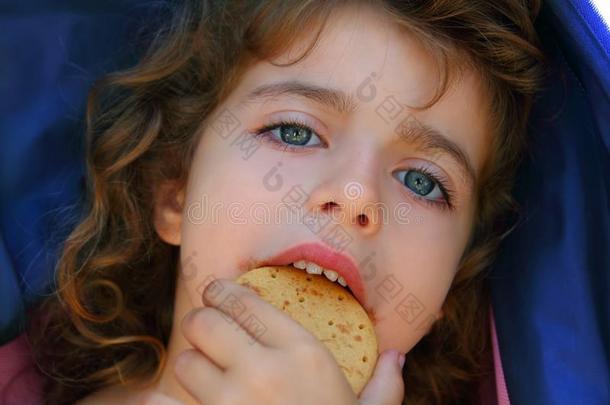 小女孩吃饼干特写写真