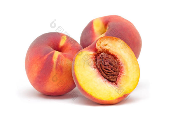 三个橙红色的桃子，白底。