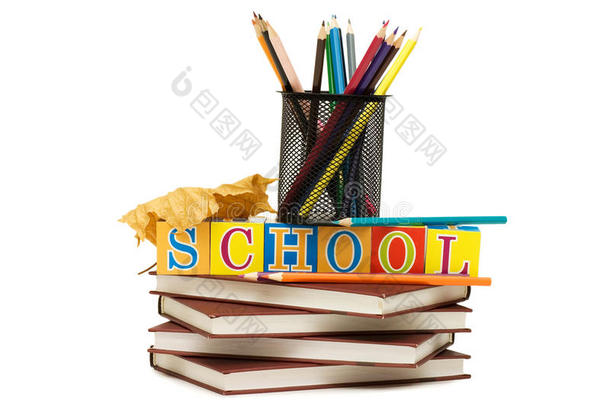 带着书本和铅笔回到学校的概念
