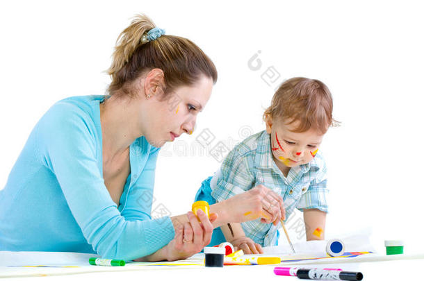 年轻的妈妈用儿子的颜料画画