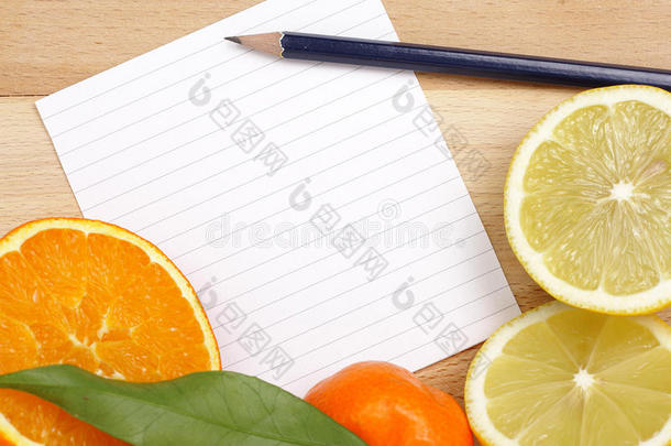 柑橘色<strong>边框</strong>和<strong>蓝色</strong>铅笔的白纸