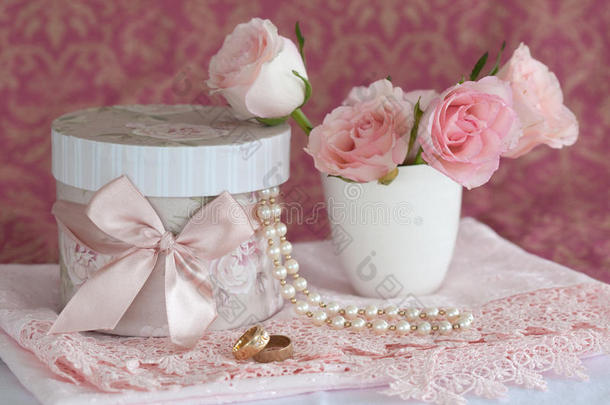 礼品盒，<strong>珍珠</strong>，结婚戒指和<strong>玫瑰</strong>