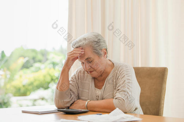退休妇女在计算家庭开支