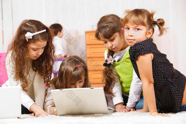 孩子们围坐在笔记本电脑旁