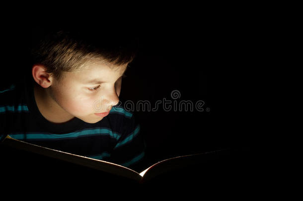 读睡前故事的男孩