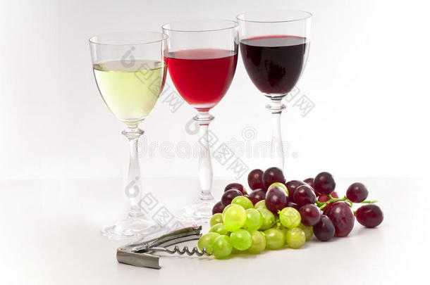 红葡萄酒、玫瑰酒和白葡萄酒配葡萄。