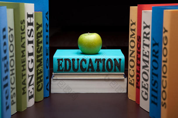教育研究型学校大学书籍与苹果