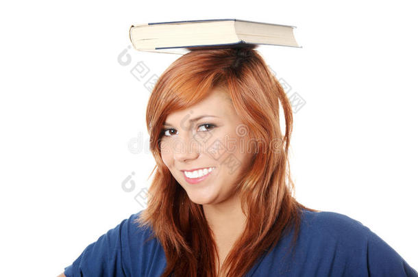 头上戴着书的妇女（学生）