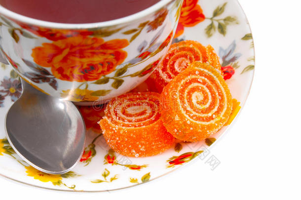 经典的茶杯，红色和橙色的花