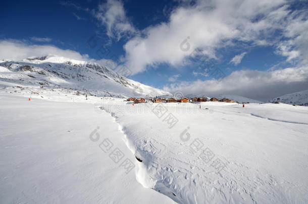 法国阿尔卑斯山的滑雪坡和村庄