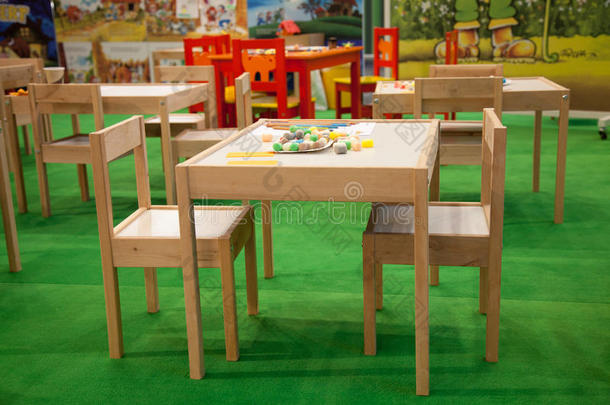 儿童椅和木桌