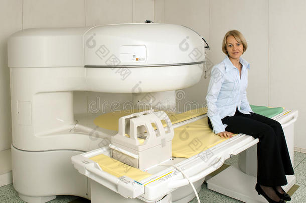 病人等待核磁共振扫描仪