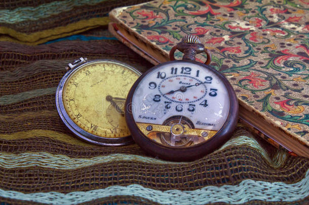 棉布上的旧钟和通讯录。