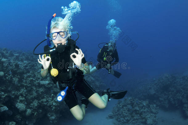 水肺潜水员发出确认信号