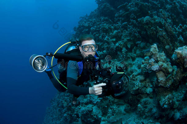 潜水者、珊瑚和照相机