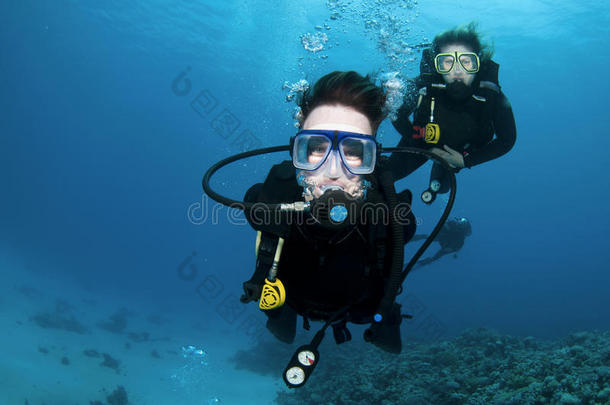 潜水者和珊瑚