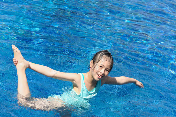 在游<strong>泳池里玩耍</strong>的亚洲小孩