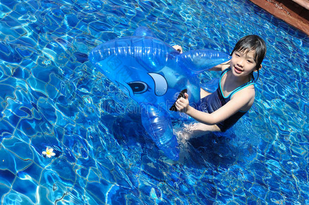 在游泳池里玩耍的亚洲小孩