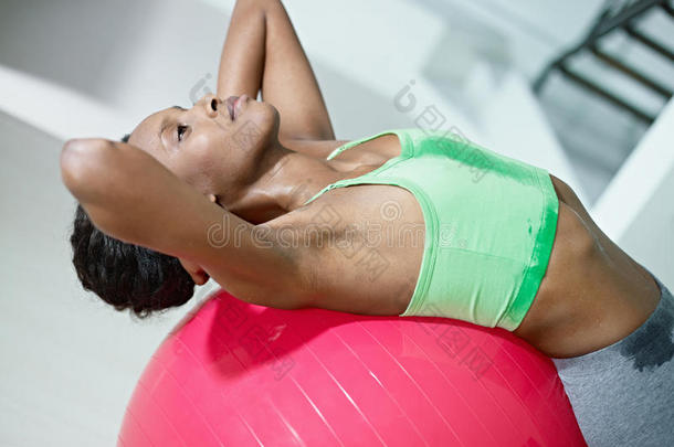 非洲妇女在健身房做一系列仰卧<strong>起坐</strong>