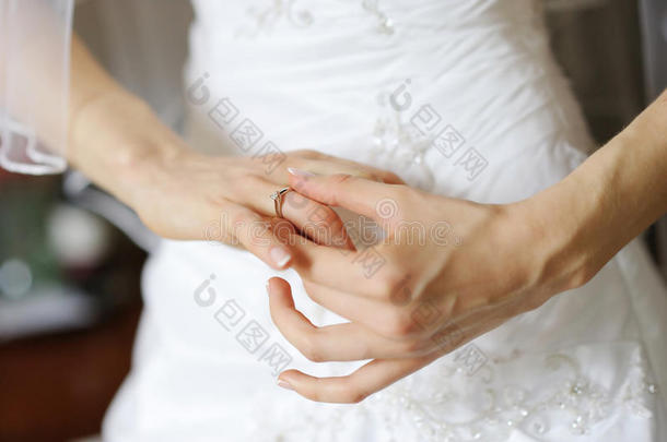 新娘的手和结婚或结婚戒指
