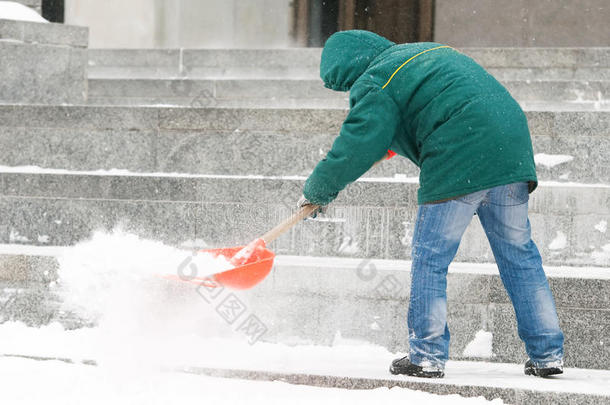 铲雪的人