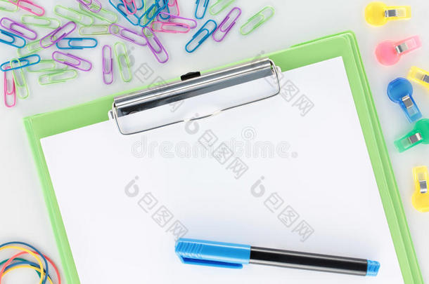 概述信纸绿色剪贴板和笔