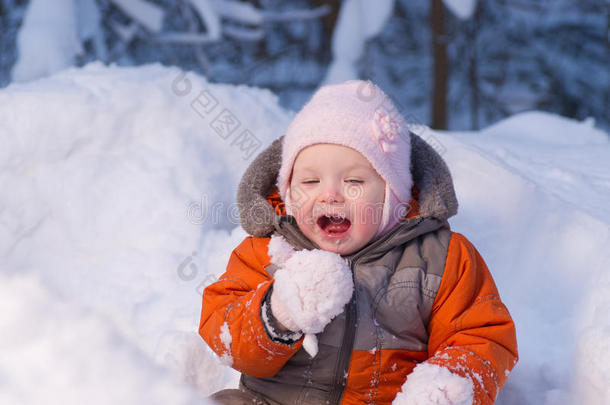可爱的宝宝试着吃冷雪