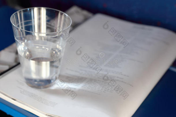 杂志上有带水杯的塑料杯