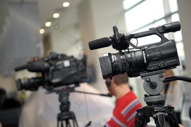 摄像机和记者