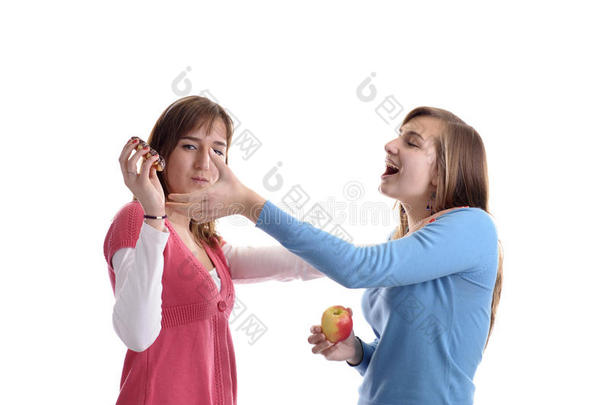 两个年轻女子为一块薄饼而战